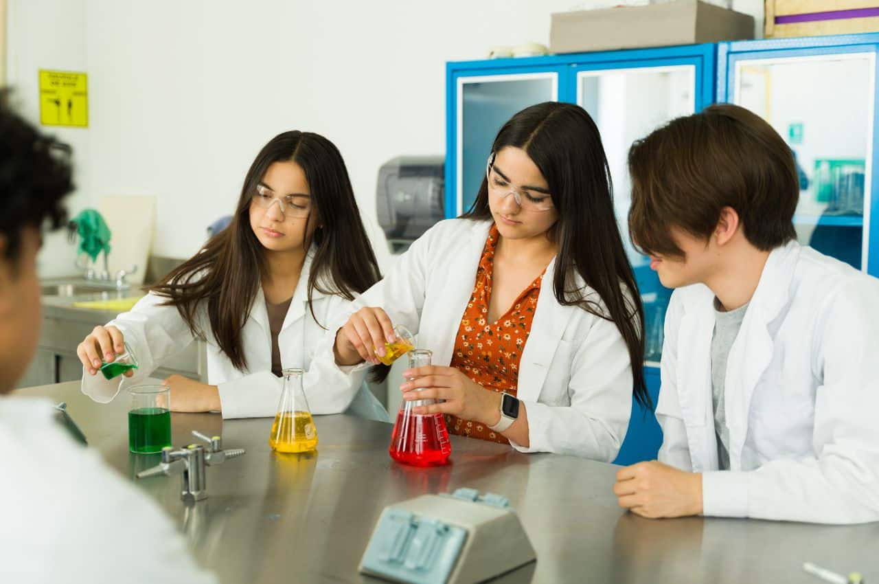 En este artículo conoceremos 5 experimentos para secundaria que puedes hacer en casa. ¡Veámoslo!