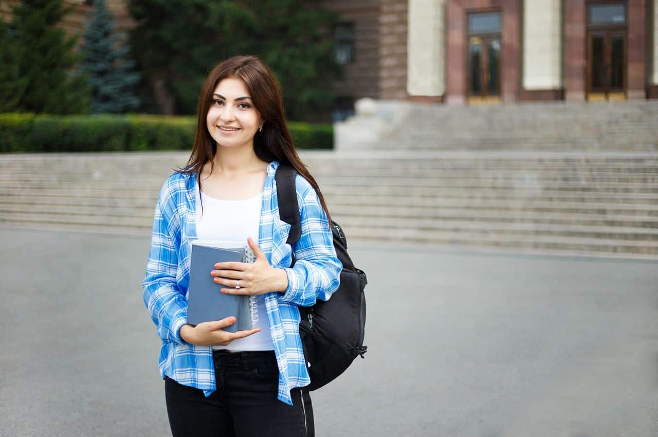 Descubre cómo apoyar a tu hijo en su ingreso a la universidad. Encuentra consejos prácticos, emocionales y logísticos para afrontar esta etapa con éxito.