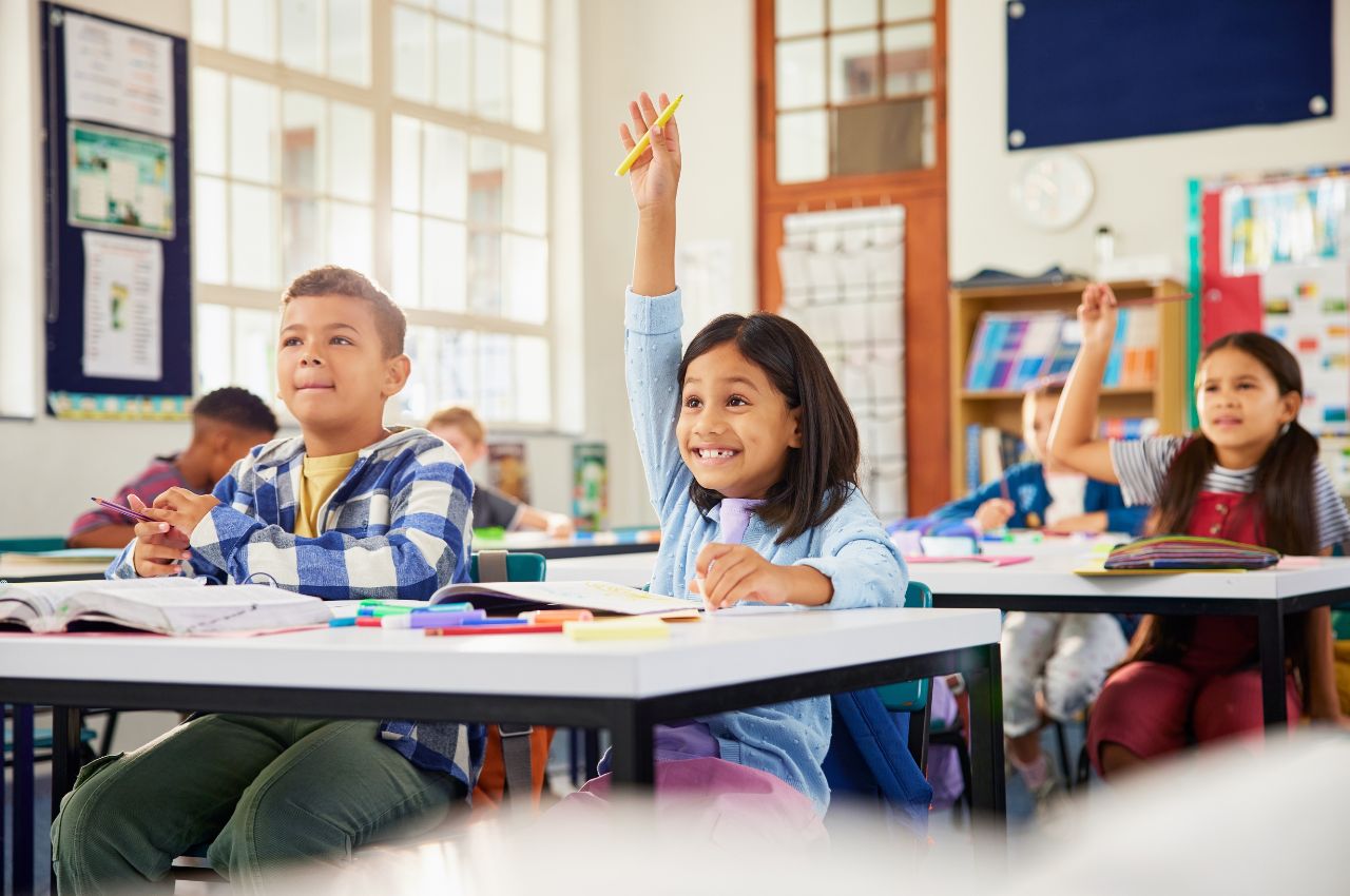 En este artículo conoceremos el proceso de seleccionar el colegio ideal para tus hijos, brindándote información clara y práctica sobre los factores más importantes a considerar.