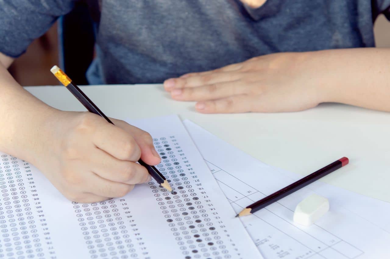 Este artículo sirve de guía para prepararnos para un examen de admisión universitario, entendiendo los tipos de preguntas más comunes (razonamiento verbal, matemático, conocimientos específicos y cultura general).