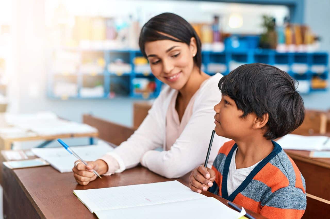 Descubre la importancia de la educación en el desarrollo de tus hijos. Explora cómo una formación de calidad sienta las bases para el éxito.