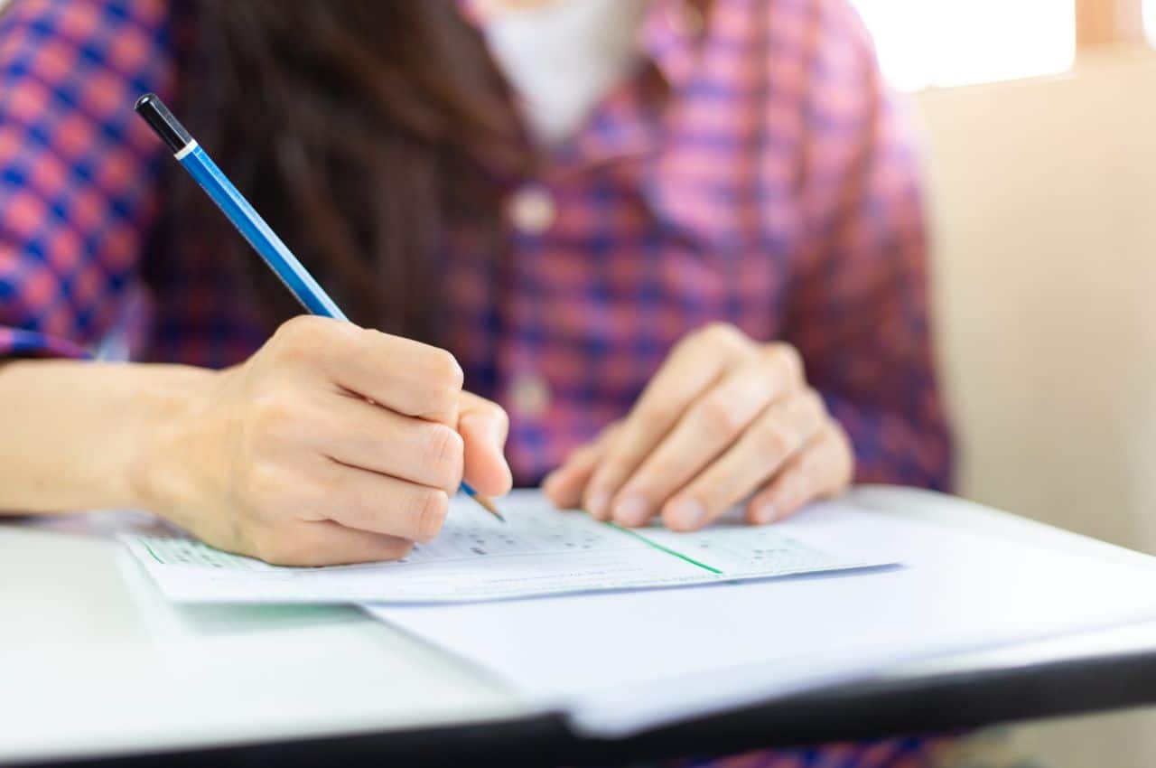 Prepárate para ingresar a la universidad con simulacros de examen de admisión.